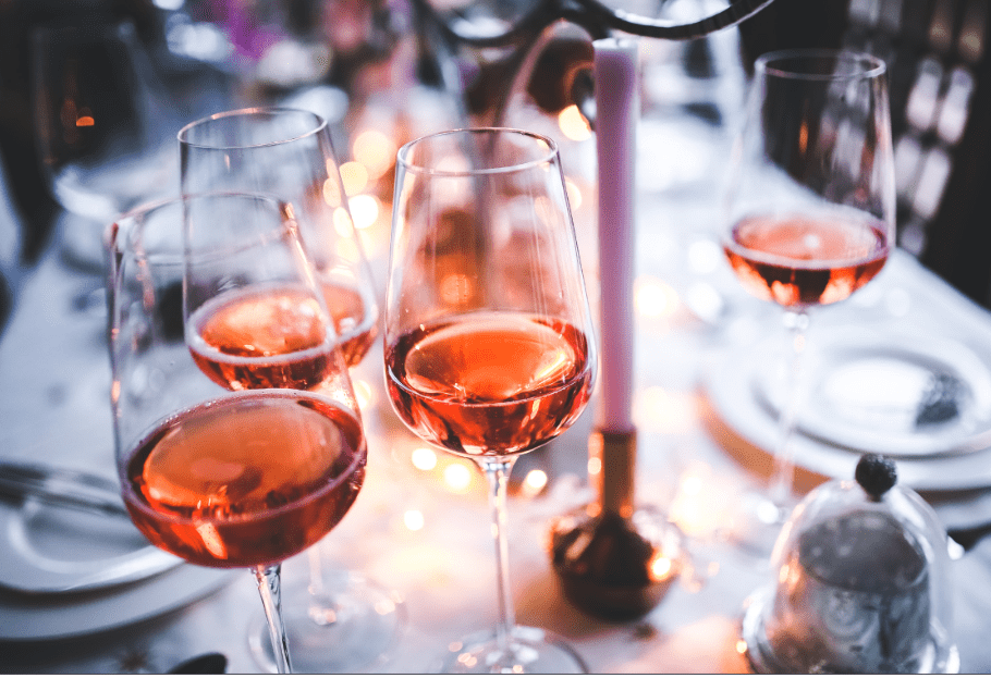 Hosting sophisticated parties does not have to disappoint your wallet. (Pixabay